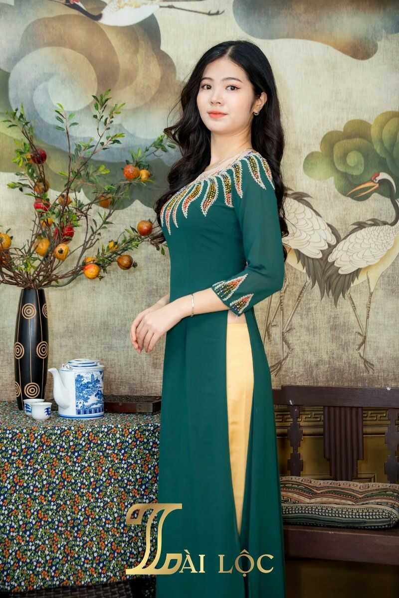 Cho thuê mẫu áo dài màu xanh rêu đậm vải lụa