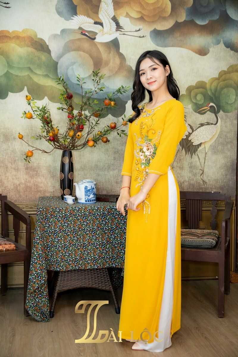 Mâu áo dài bà sui màu vàng đẹp