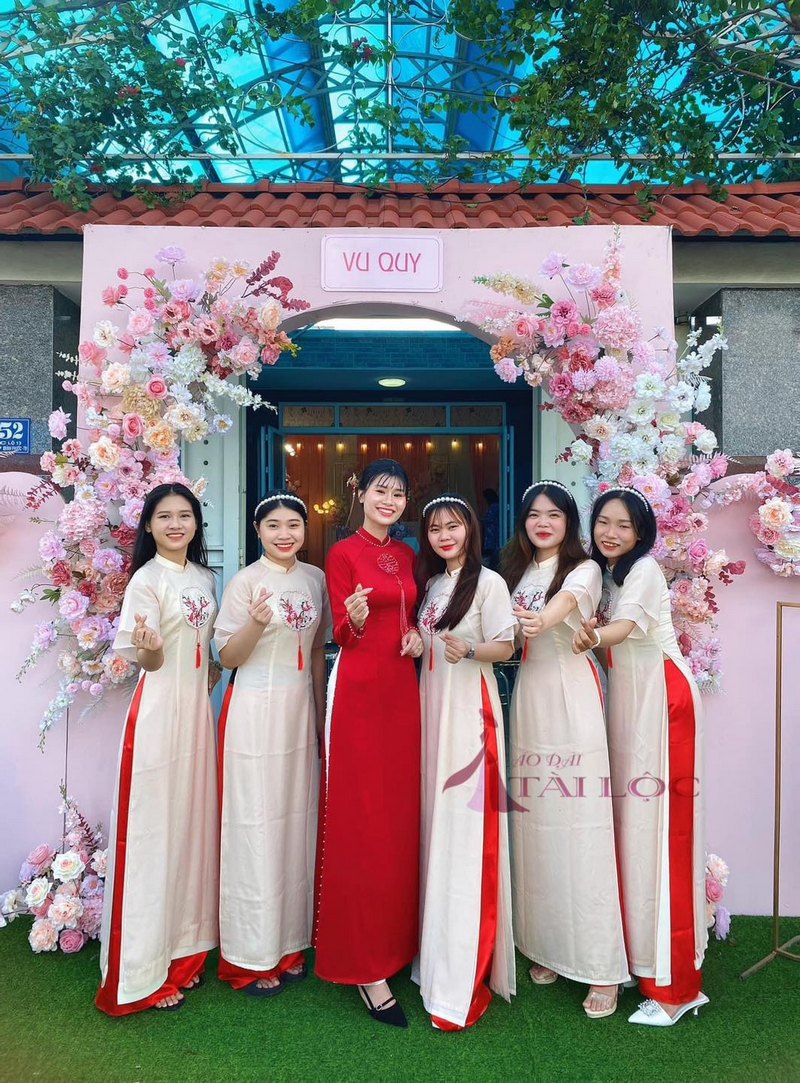 Tại sao nên chọn thuê áo dài bưng quả - bê tráp tại Tài Lộc Cưới?