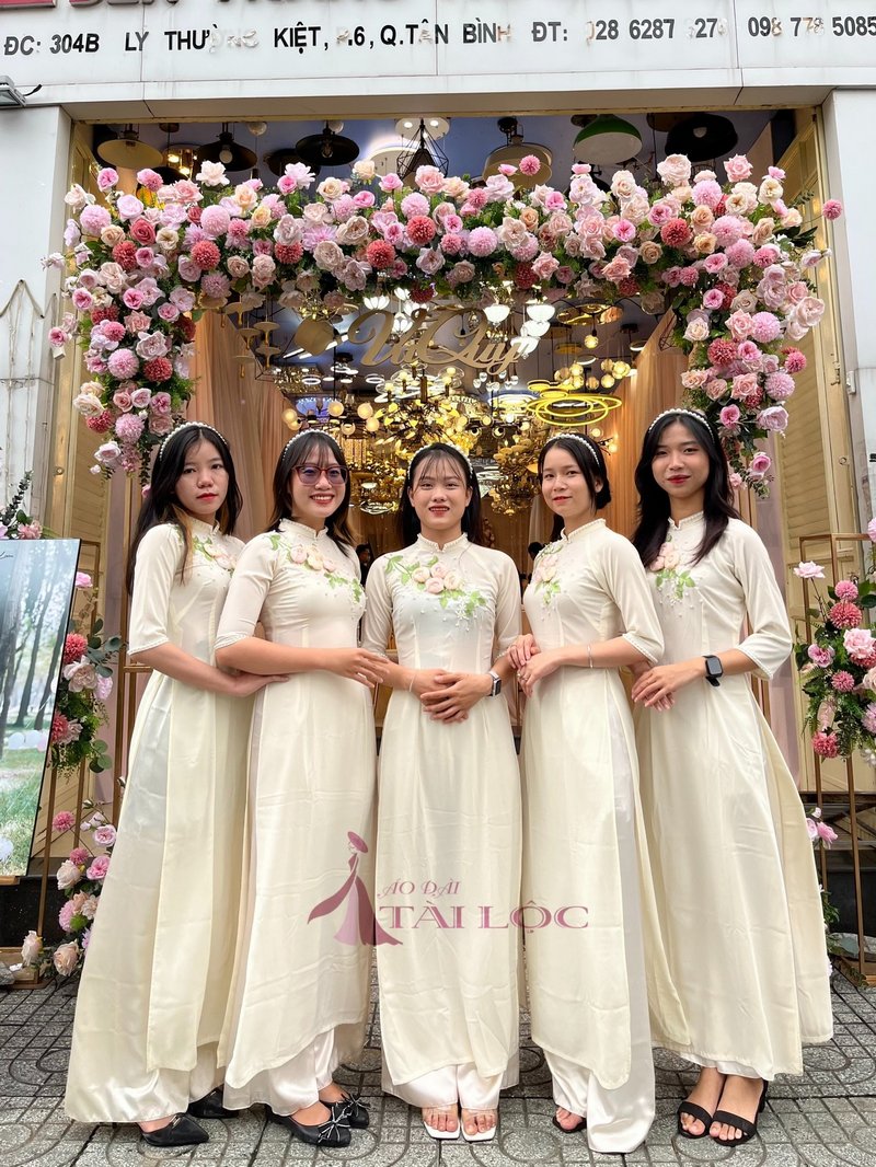 Áo dài bưng quả nữ màu trắng kem