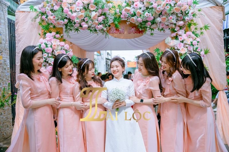 Áo Dài Bưng Quả Hồng Nơ Tay Phồng Cho Ngày Cưới