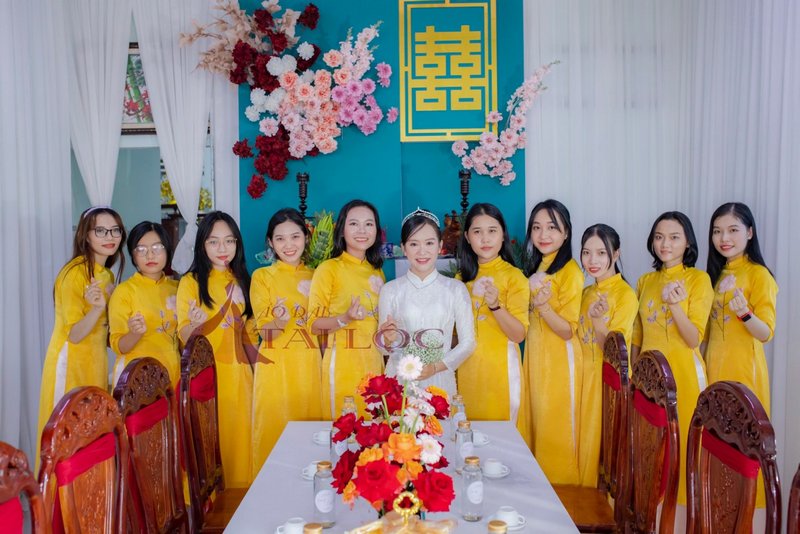 Áo dài bê tráp màu vàng cho ngày cưới