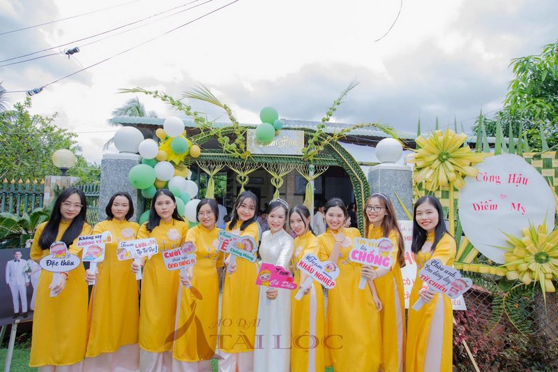 Áo dài bê tráp cưới màu vàng cho ngày cưới