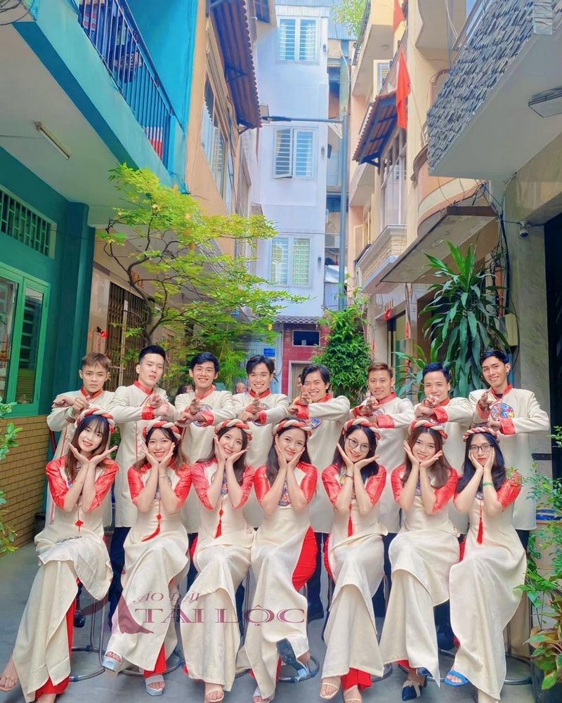 Mâu áo dài bưng mâm quả màu kem tay đổ