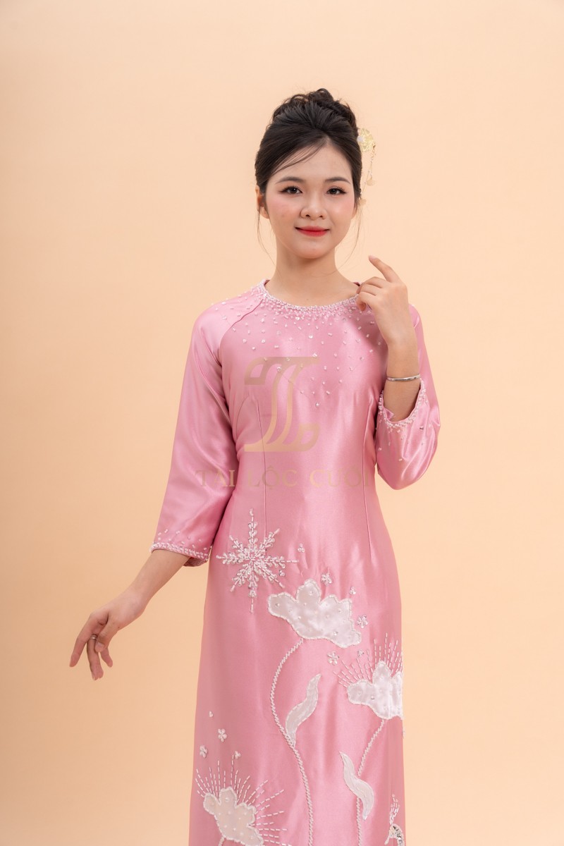 Đôi nét về áo dài bà sui hồng lụa sen trắng bông tuyết 2XL-BSHL43 Đôi nét về áo dài bà sui hồng lụa sen trắng bông tuyết 2XL-BSHL43
