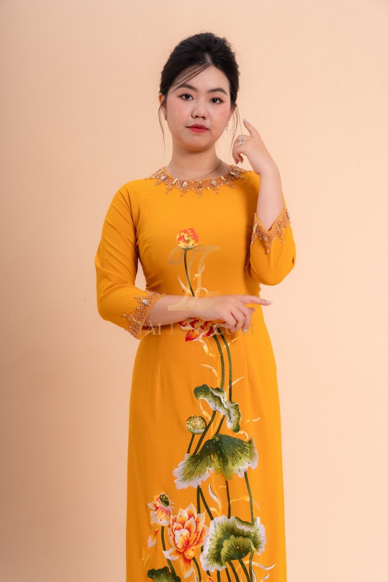 Đôi nét về áo dài bà chị sui vàng lụa sen đỏ cổ cườm 3XL-BSV39 Đôi nét về áo dài bà chị sui vàng lụa sen đỏ cổ cườm 3XL-BSV39