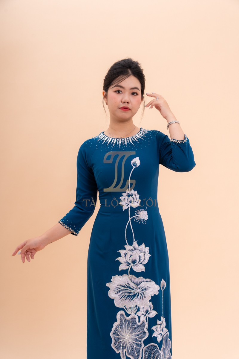 Khám phá về áo dài bà chị sui xanh coban lụa sen trắng đính cườm 3LX-BSX33 Khám phá về áo dài bà chị sui xanh coban lụa sen trắng đính cườm 3LX-BSX33