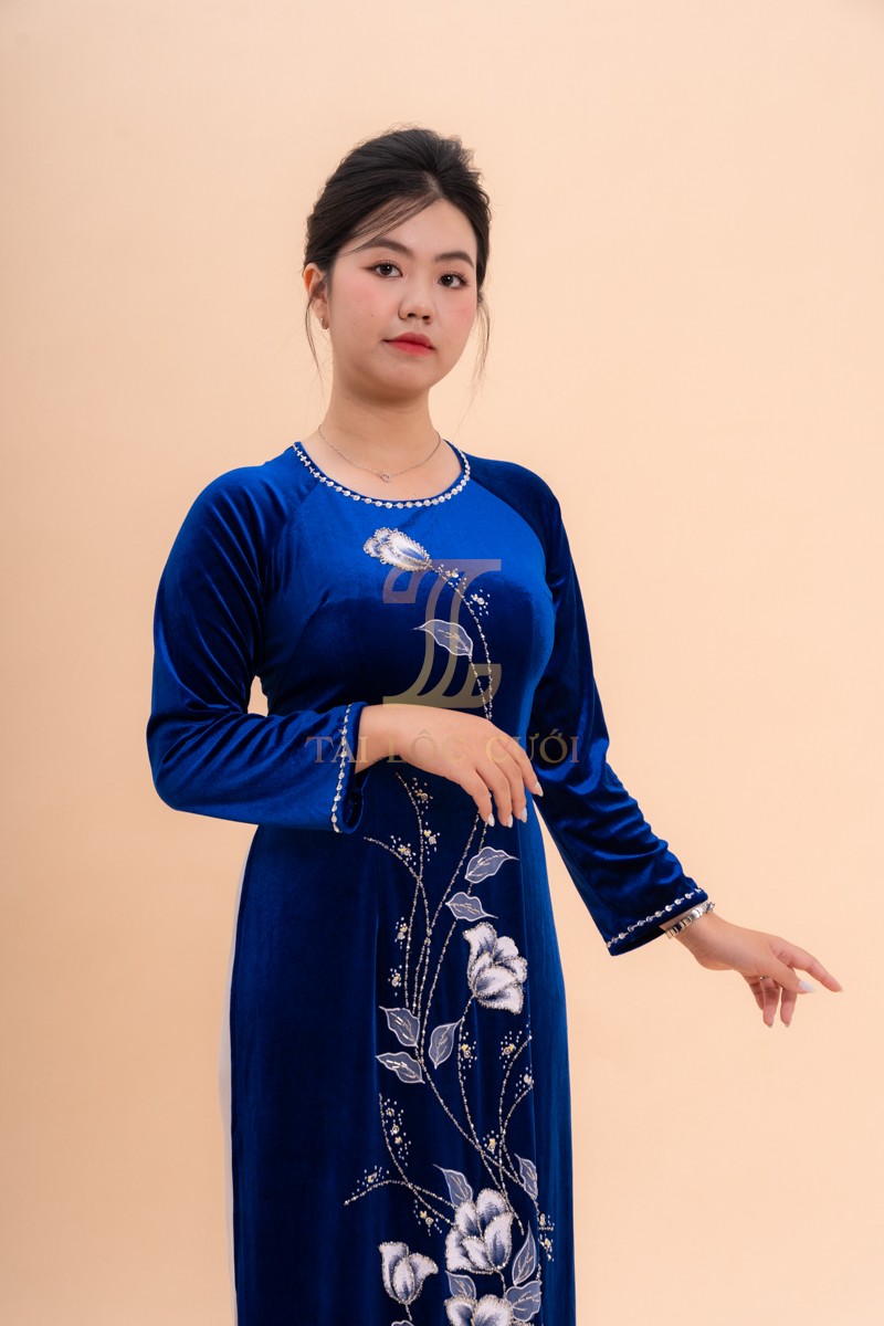 Đặc điểm của áo dài ngồi sui xanh coban nhung kết hoa trắng đẹp 3XL-BSXB17 Đặc điểm của áo dài ngồi sui xanh coban nhung kết hoa trắng đẹp 3XL-BSXB17