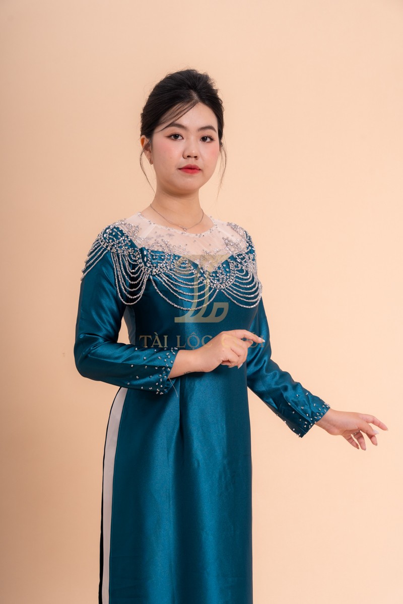Điểm nổi bật của áo dài bà sui xanh lụa cổ ren đính chuỗi hạt đẹp Điểm nổi bật của áo dài bà sui xanh lụa cổ ren đính chuỗi hạt đẹp
