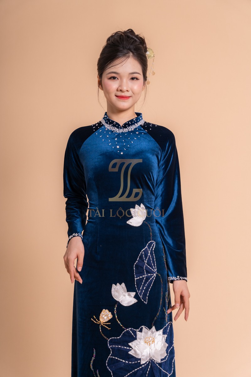 Khám phá về áo dài ngồi sui xanh nhung bông sen trăng cườm cổ XL-BSXN35 Khám phá về áo dài ngồi sui xanh nhung bông sen trăng cườm cổ XL-BSXN35